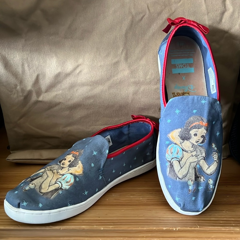 EUC Snow White TOMS slip ons with red bows